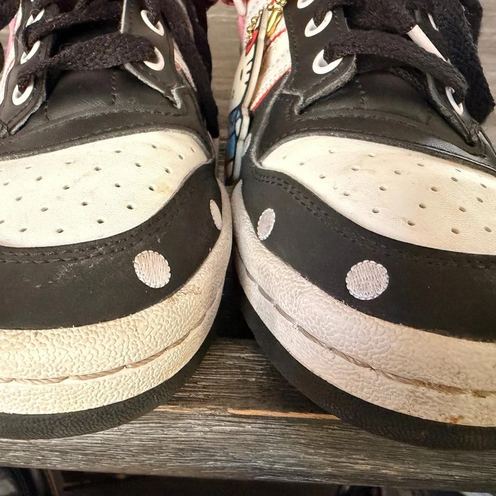 HELLO KITTY ADIDAS Black and White WITH PINK TRIM GIRLS SZ5 (sm women’s )